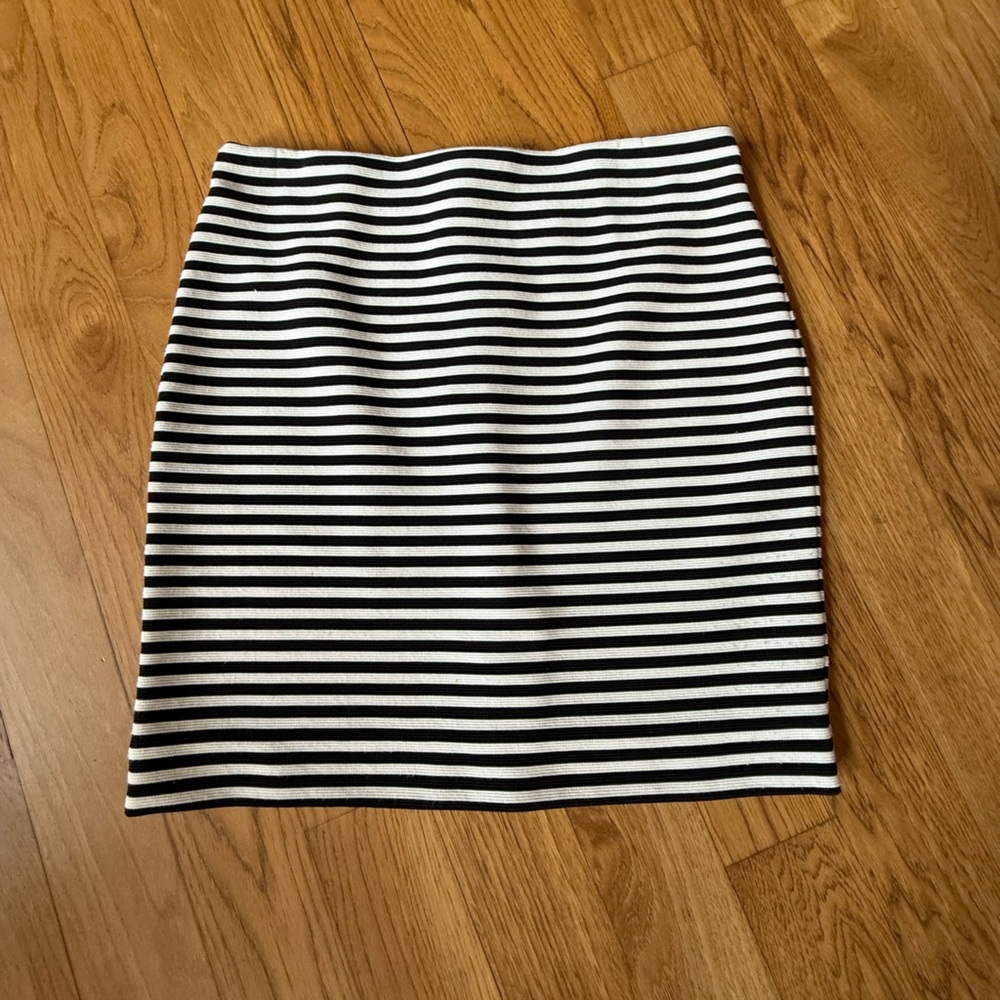 LOFT Casual Black and White Striped Skirt - Size 8P
